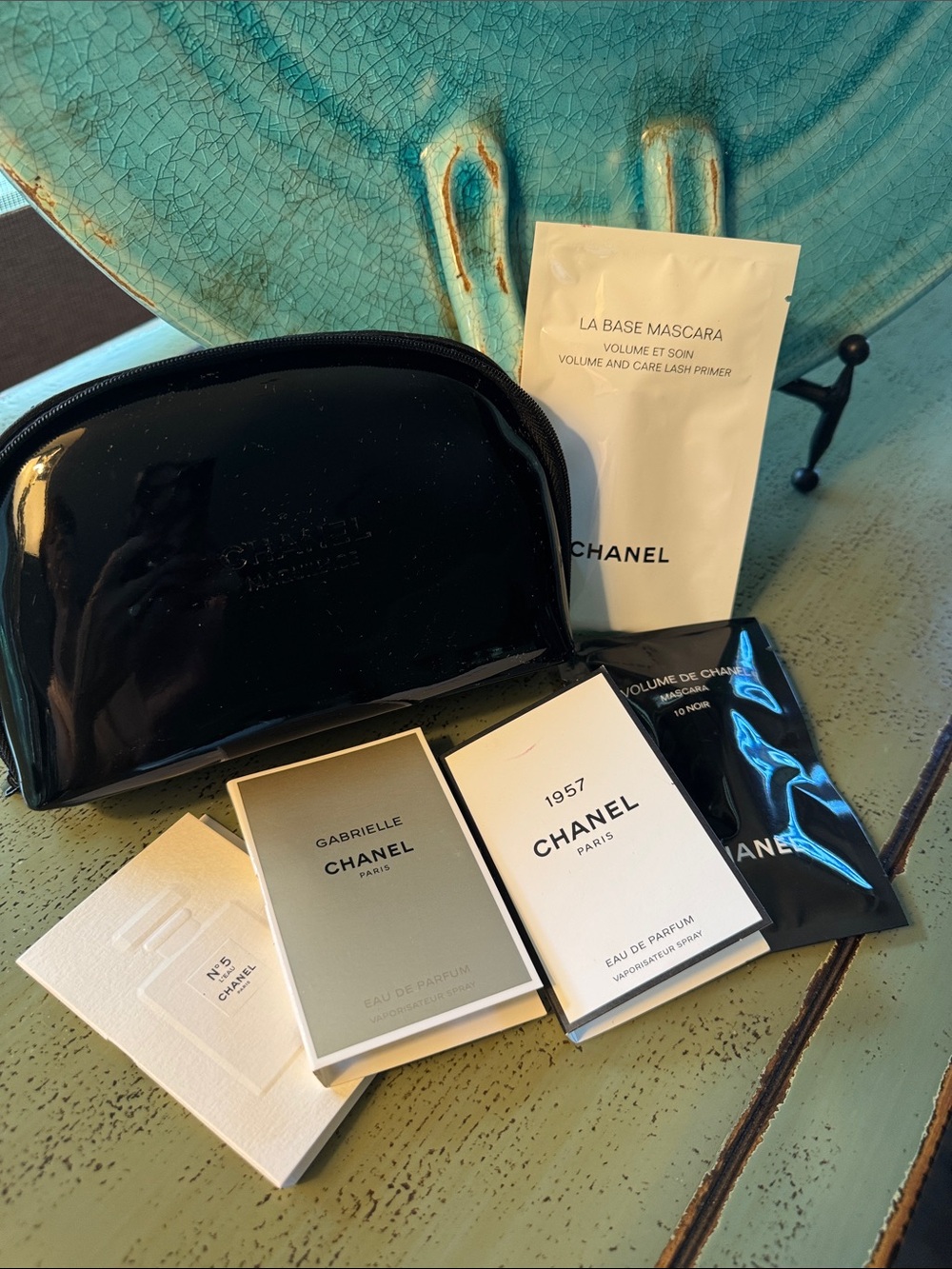 CHANEL Sample Set with Black Gloss Pouch and Chanel samples of spray snd mascara